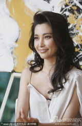 高清图：李冰冰受访换三套 白裙清纯随性红裙妩媚