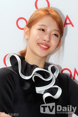 组图：f(x)Sulli刘亚仁权相佑等出席名表展示会