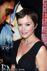 幻灯图：《亨利四世》首映 主创出席举酒杯庆祝