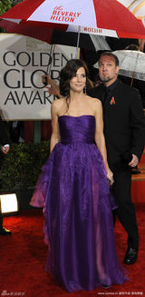 高清组图：桑德拉-布洛克透视紫裙现身 大展性感