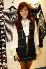 幻灯图集：侯佩岑关心赵本山病情 支持二人转进台湾