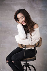 组图：王智写真还原真我本色 展标志性纯美微笑