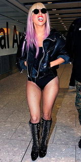 幻灯：时尚教母Lady Gaga09年雷人着装大盘点