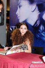 高清图：AngelaBaby出席签名会否认写真集抄袭日模