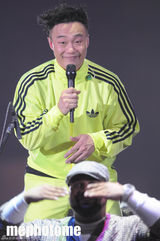 组图：陈奕迅多伦多开唱 头发直立造型搞怪