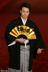 组图：生田斗真帅气亮相首映礼 玩纸扇可爱逗趣