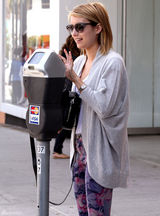 高清图：艾玛-罗伯兹街拍 开衫毛衣搭配花裤子