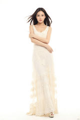 组图：温心纯爱梦幻写真 洁白婉约长裙秀清新