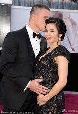 组图：奥斯卡红毯-钱宁-塔图姆热吻怀孕娇妻