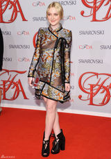 组图：达科特-范宁长袖礼服亮相复古