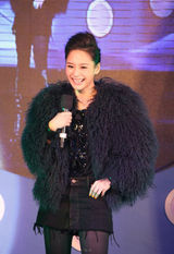 组图：阿娇杭州走穴现粗壮大腿 献唱表情显生涩