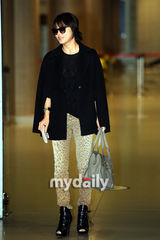 组图：张东健夫妇从伦敦返韩 河智苑豹纹裤抢眼