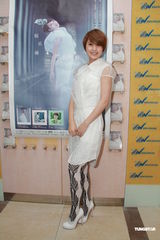 组图：杨丞琳香港会粉丝 预告年底进驻红馆