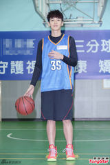 组图：柯震东亮相学校篮球场秀球技