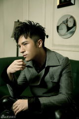 组图：黄智博时尚写真曝光 诠释忧郁王子
