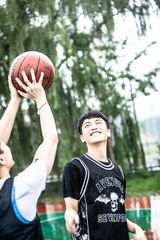 组图：陈晓【演员】写真书首曝光 雨中打篮球阳光酷帅