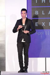 组图：陈豪上海拍剧酬劳倍升称开心满意