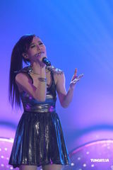 组图：江若琳个唱换多款性感装 与男伴贴身热舞