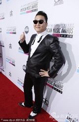 组图：鸟叔亮相红毯跳骑马舞 不改搞怪本色