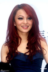 组图：张韶涵化身潘多拉公主 被俩半裸猛男抬起