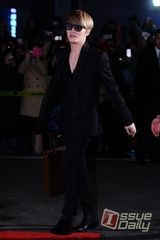 组图：金在中出席自创品牌发布会 黑超气场足