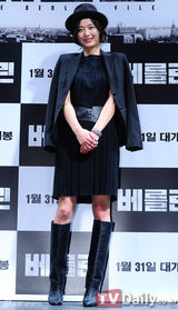 组图：韩星全智贤帅气出席新片《柏林》试映会