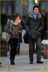 组图：艾玛与华裔男友现身街头 亲密相拥秀甜蜜