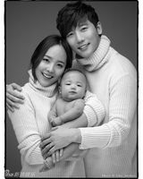 组图：柳真奇太映等明星夫妇为被领养儿童拍百日照