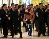 高清图：郭富城抵沪众保镖护驾 当众整装频挠脖