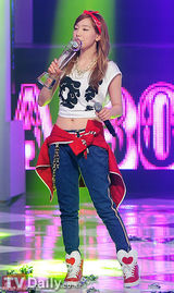 组图：韩团少女时代露小蛮腰 新曲打榜三连冠