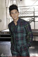 组图：吴奇隆林更新巧撞衫 四爷十四爷同爱格子衫