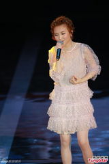 组图：林欣彤献唱金像奖 粉色纱裙可爱妩媚