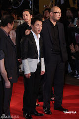 高清：《斗牛》剧组亮相红毯 黄渤摆pose信心足