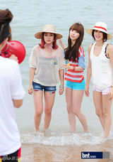 组图：韩团9Muses海边取景录节目清新装扮惹人爱