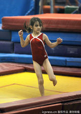 组图：小苏瑞猛练体操 奥运“种子”初长成