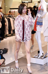 组图：少女时代Yuri等助阵潮牌活动展御姐范儿