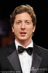 组图：《断开》首映 超模莉丽水墨短裙显个性