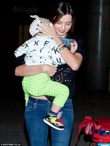 组图：辣妈米兰达吊带网衫现身 一家人度假归来