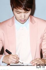 组图：韩团CNBLUE办专辑签名会 成员手持玫瑰