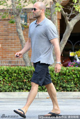 组图：硬汉斯坦森帅气出街 墨镜混搭人字拖