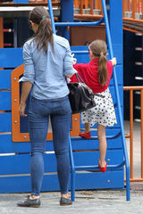 组图：凯蒂-赫尔姆斯带苏瑞玩耍显露母爱