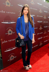 高清组图：妮娜-杜波夫蓝色西装外套搭配牛仔裤