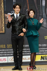 组图：《电视剧之王》发布 崔始源中分头表情搞怪