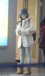 组图：李小璐携母亮相上海机场 站角落举止低调