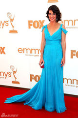 组图：艾美奖红毯 寇碧-史莫德斯蓝色纱裙亮相