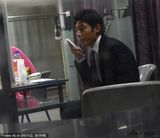 组图：撒贝宁休息室用餐玩自拍 发短信疑与章子怡传情