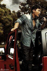 组图：李晨登潮流杂志 造型冷峻十足男人味