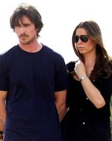 组图：贝尔携妻悼念《蝙蝠侠》受难者