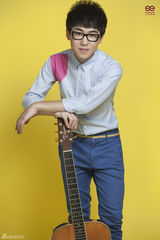 组图：刘心曝最新宣传写真 亮色系展青春活力