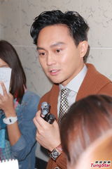 组图：张智霖唱K偏爱女歌手 儿子唱自己歌心甜